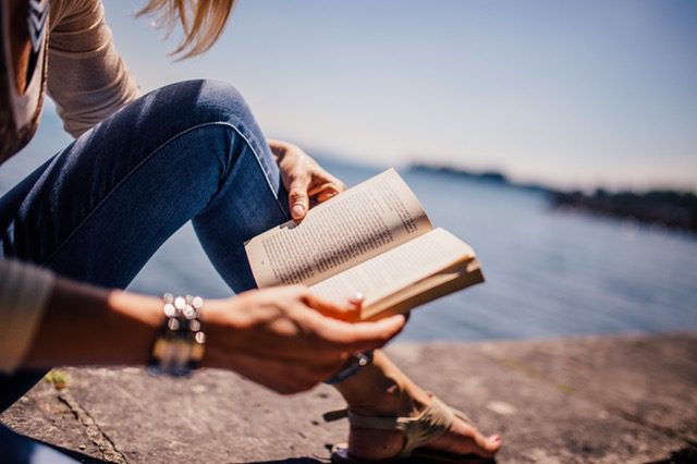 reading helps relieve pain